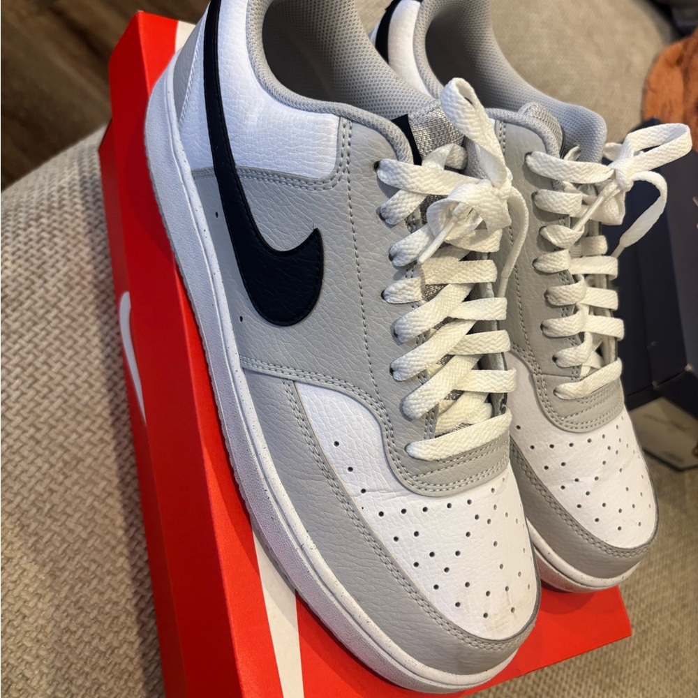 Nike White and Black Sneakers Classic Low-Top Design
